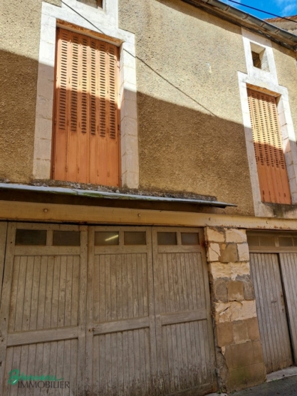 BATIMENT EN PIERRE A RESTAURER SERVANT DE GARAGE AU RDC