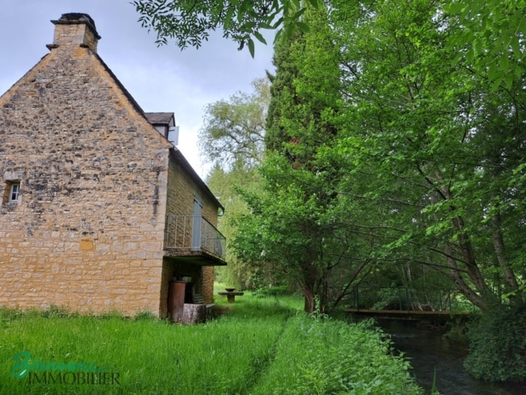 MAISON EN PIERRE CONSTRUITE DANS UN ANCIEN MOULIN