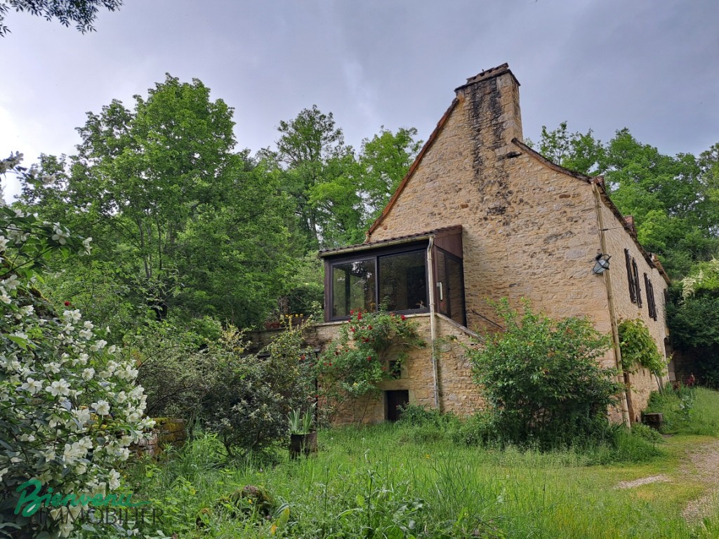 MAISON EN PIERRE CONSTRUITE DANS UN ANCIEN MOULIN