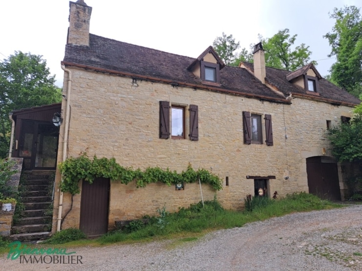 MAISON EN PIERRE CONSTRUITE DANS UN ANCIEN MOULIN