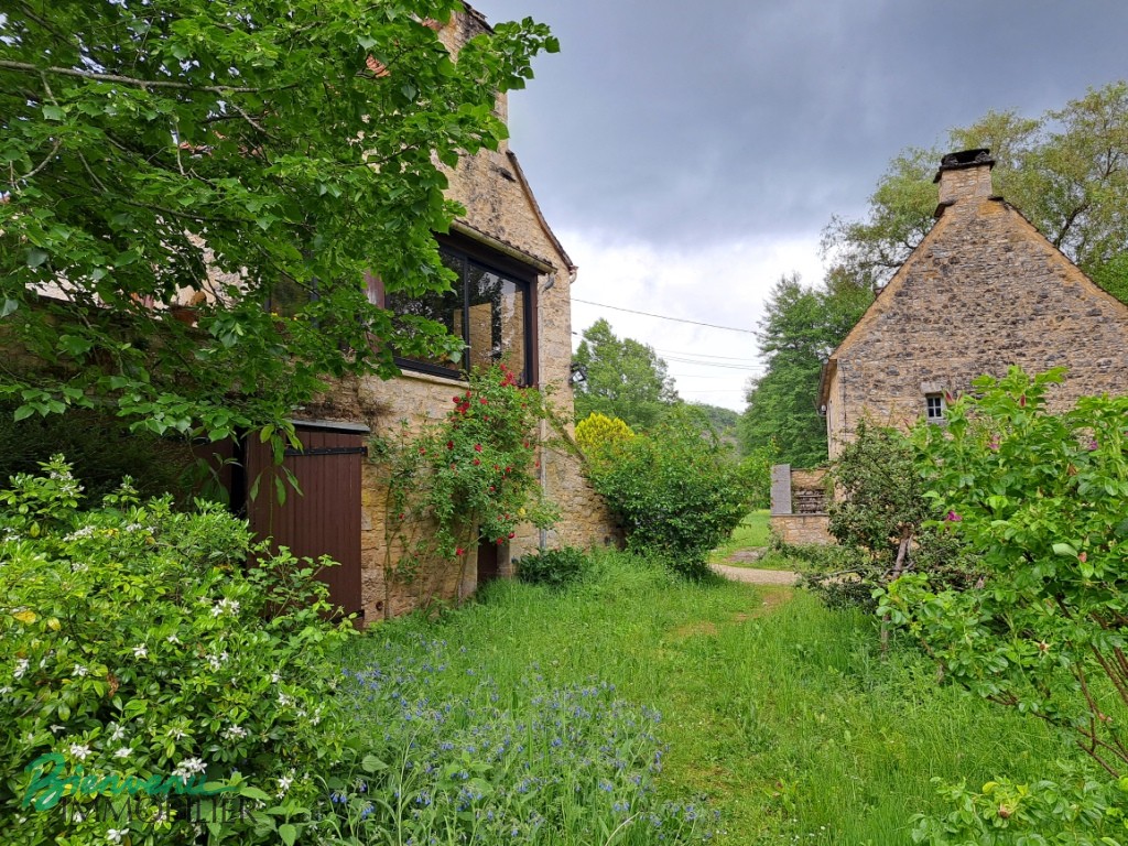 MAISON EN PIERRE CONSTRUITE DANS UN ANCIEN MOULIN