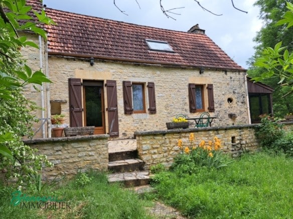 MAISON EN PIERRE CONSTRUITE DANS UN ANCIEN MOULIN