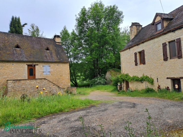 MAISON EN PIERRE CONSTRUITE DANS UN ANCIEN MOULIN