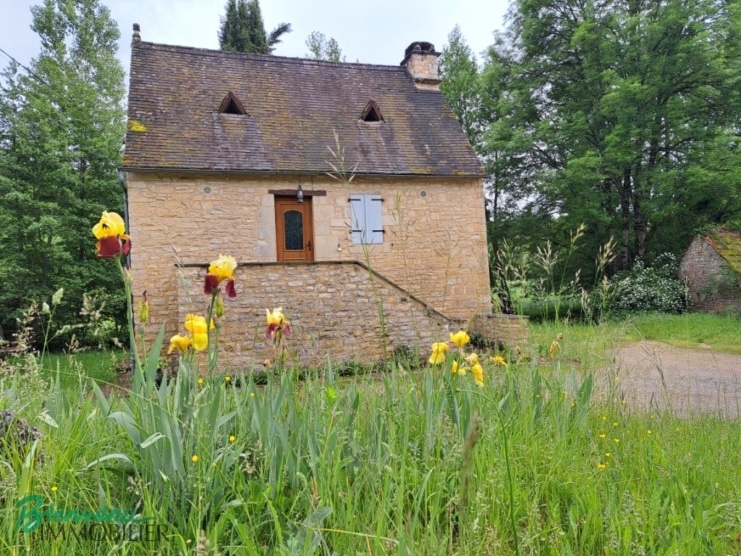 MAISON EN PIERRE CONSTRUITE DANS UN ANCIEN MOULIN