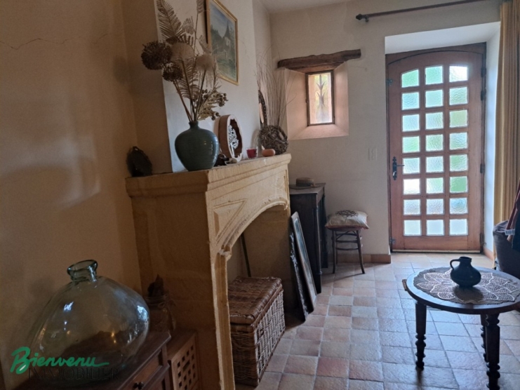 Charmante Propriété de caractère en pierre sur un joli jardin