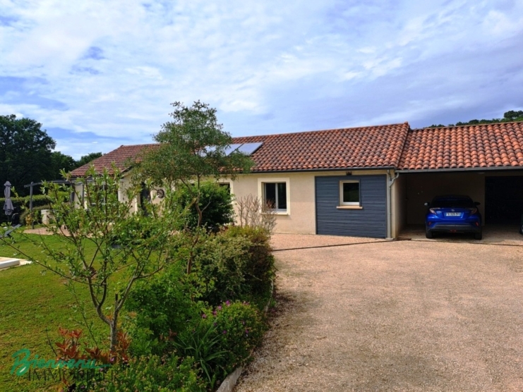 Jolie Maison de plain pied et lumineuse sur beau terrain clôturé