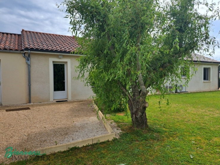 Jolie Maison de plain pied et lumineuse sur beau terrain clôturé