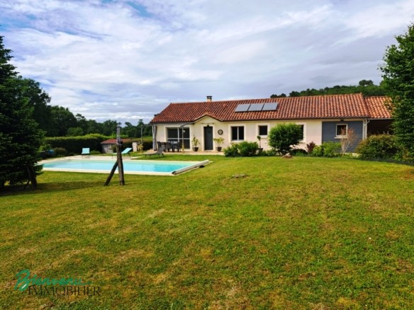 Jolie Maison de plain pied et lumineuse sur beau terrain clôturé