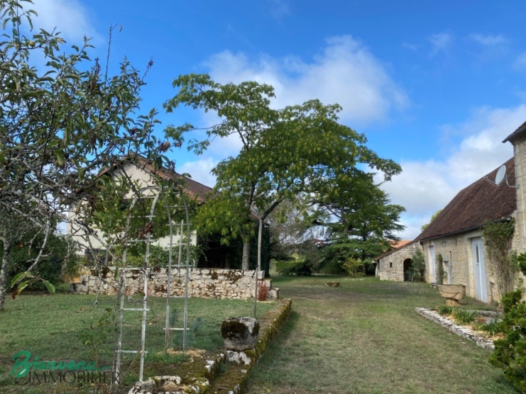 Charmante Propriété de caractère en pierre sur un joli jardin