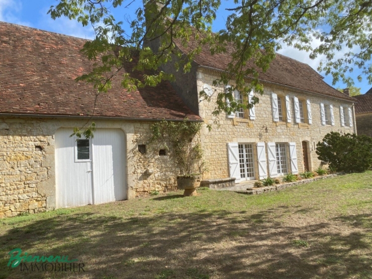 Charmante Propriété de caractère en pierre sur un joli jardin