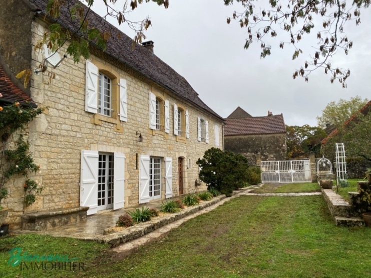 Charmante Propriété de caractère en pierre sur un joli jardin
