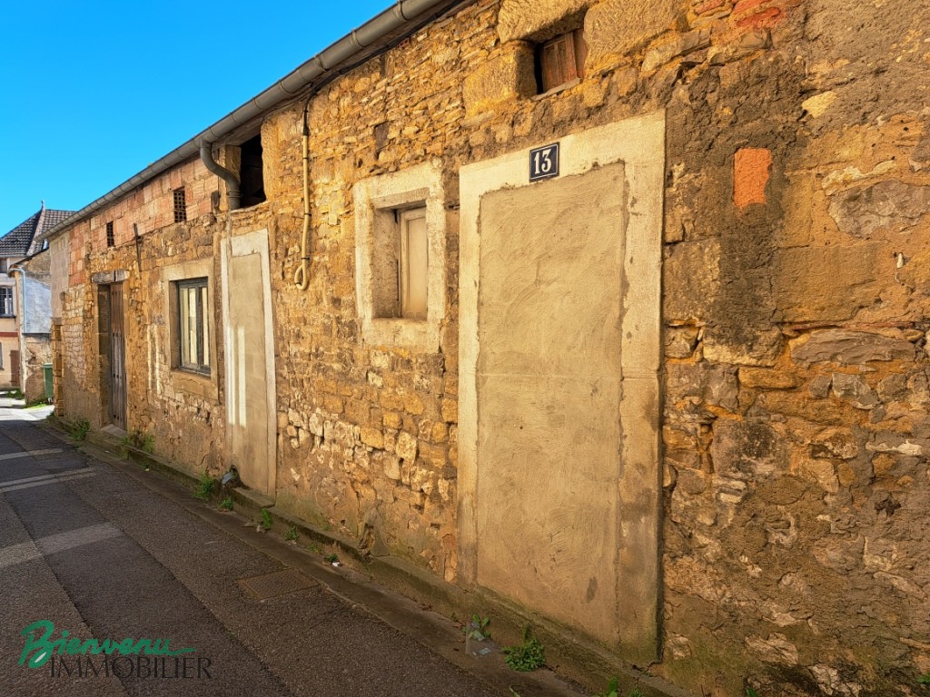Bâtiment dans Gourdon, à restaurer avec 3 niveaux dont Cave et Greniers