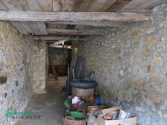 Bâtiment en pierre à usage de Garage