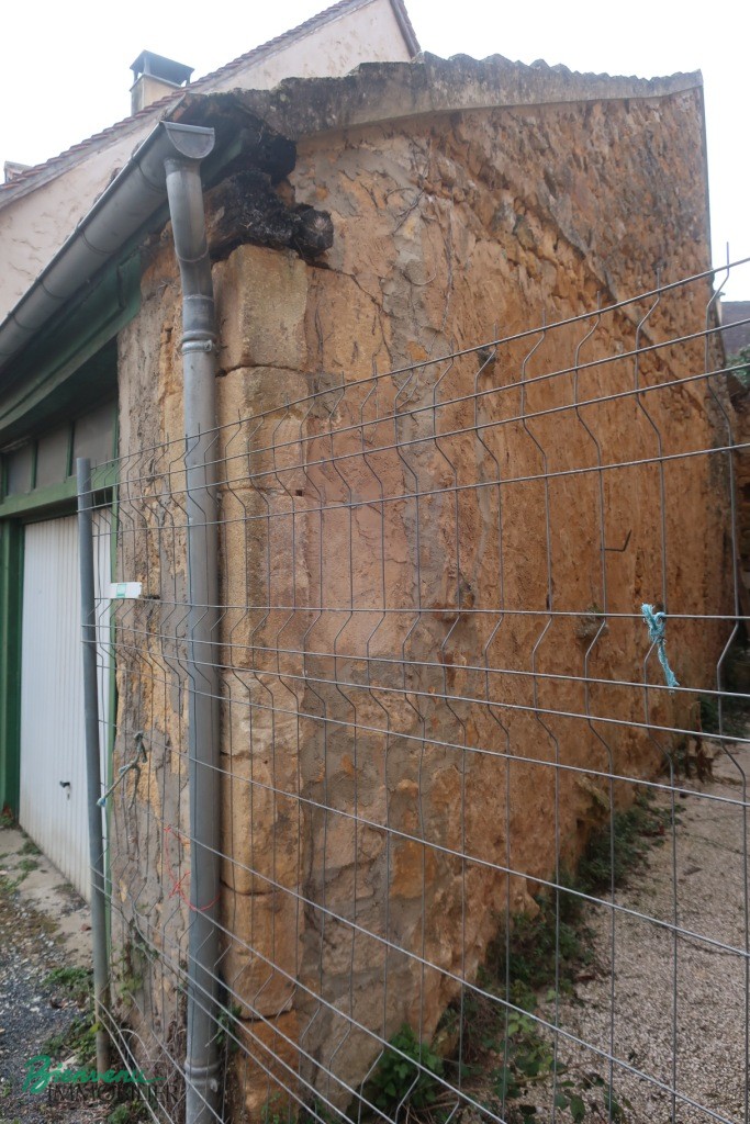 Bâtiment en pierre à usage de Garage