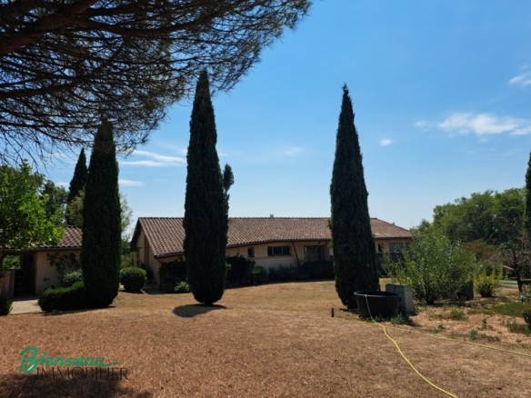 Sur les Hauteurs, au Calme et en Campagne spacieuse et lumineuse Maison d’architecte de plain pied