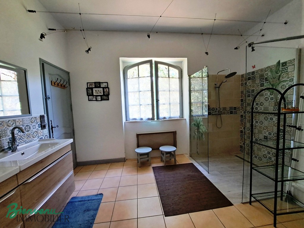 Maison récente en pierre de plain pied et son Chalet proche Gourdon