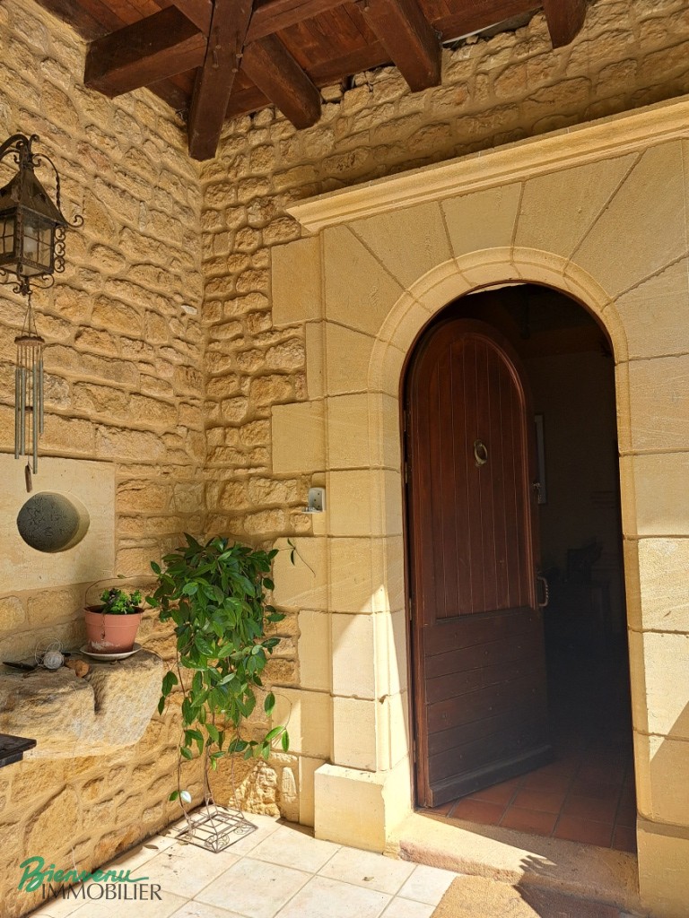 Maison récente en pierre de plain pied et son Chalet proche Gourdon