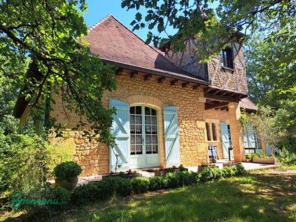 Maison récente en pierre de plain pied et son Chalet proche Gourdon