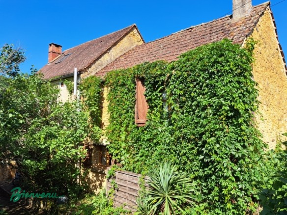 Charmante maison en pierre datant en partie du XVème siècle, de 110 m² habitables, avec dépendance