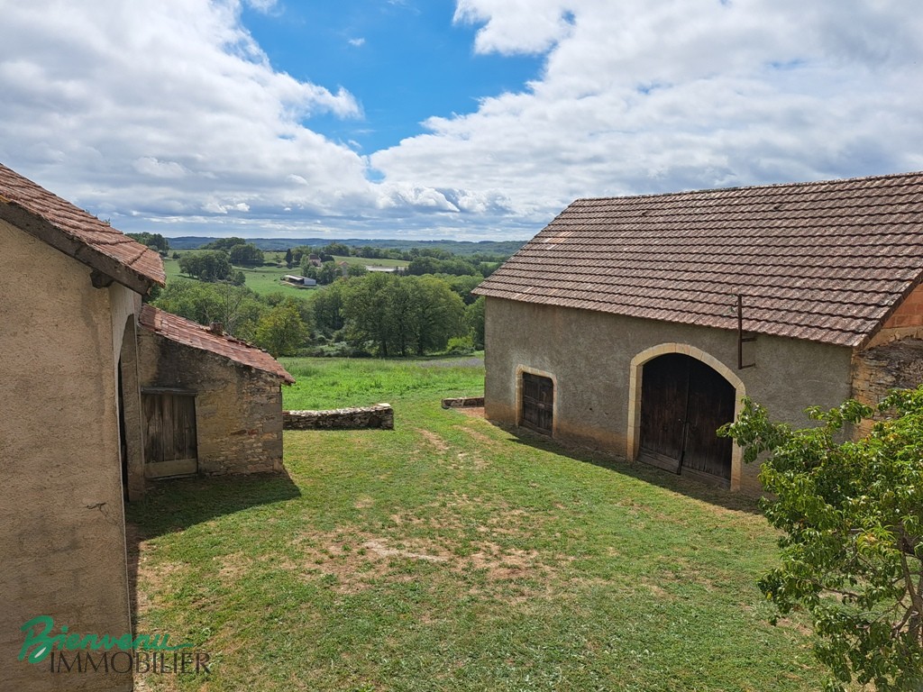 Ancien corps de ferme composé d’une maison de 1830, d’une grange et d’un hangar