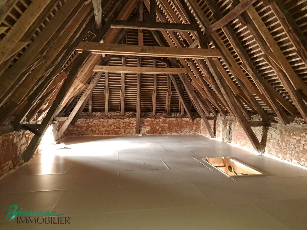 Ancien corps de ferme composé d’une maison de 1830, d’une grange et d’un hangar