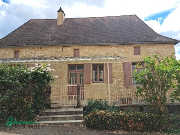 Ancien corps de ferme composé d’une maison de 1830, d’une grange et d’un hangar