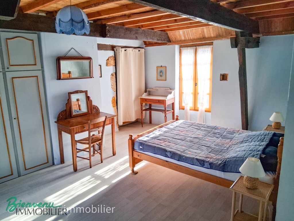 Charmante maison en pierre datant en partie du XVème siècle, de 110 m² habitables, avec dépendance