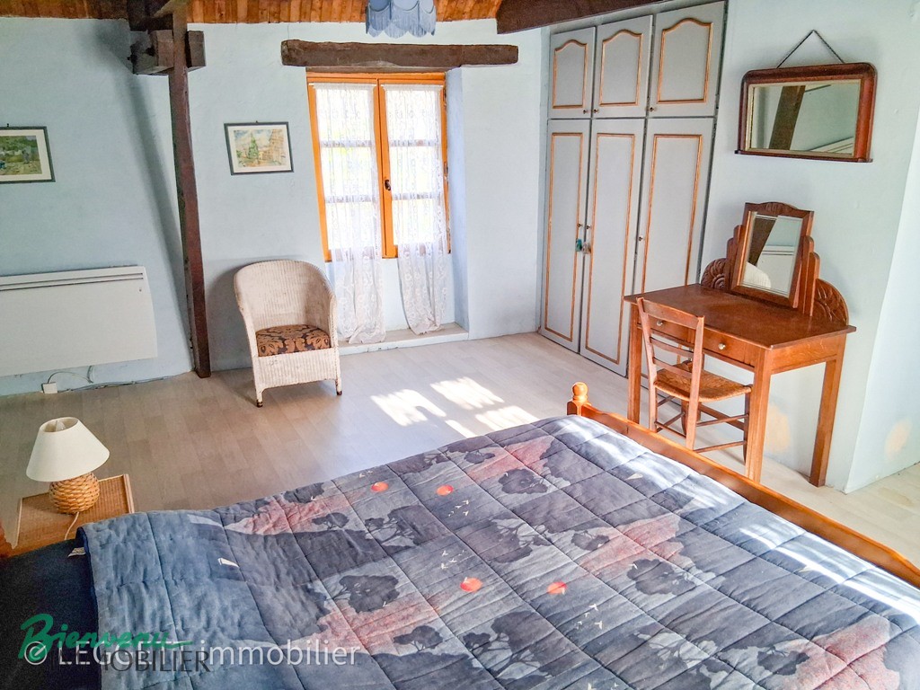 Charmante maison en pierre datant en partie du XVème siècle, de 110 m² habitables, avec dépendance