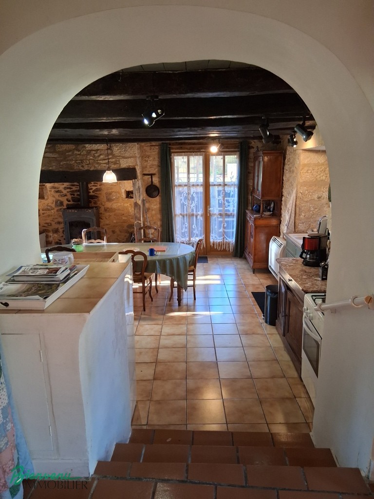 Charmante maison en pierre datant en partie du XVème siècle, de 110 m² habitables, avec dépendance