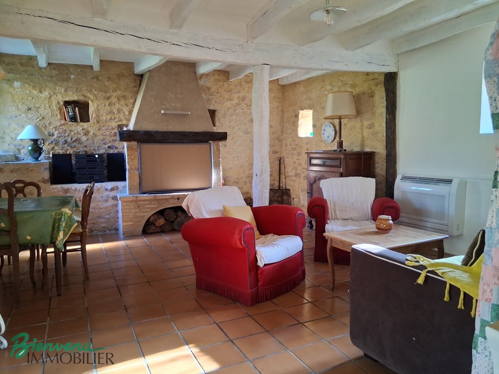 Charmante maison en pierre datant en partie du XVème siècle, de 110 m² habitables, avec dépendance
